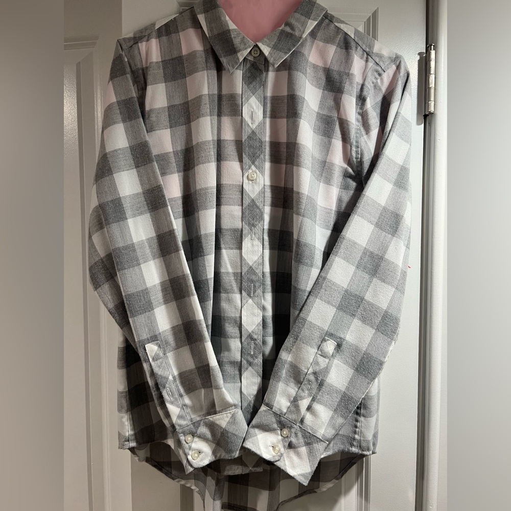Women’s Vineyard vineyards grey and white plaid shirt. Size 10. NWOT.